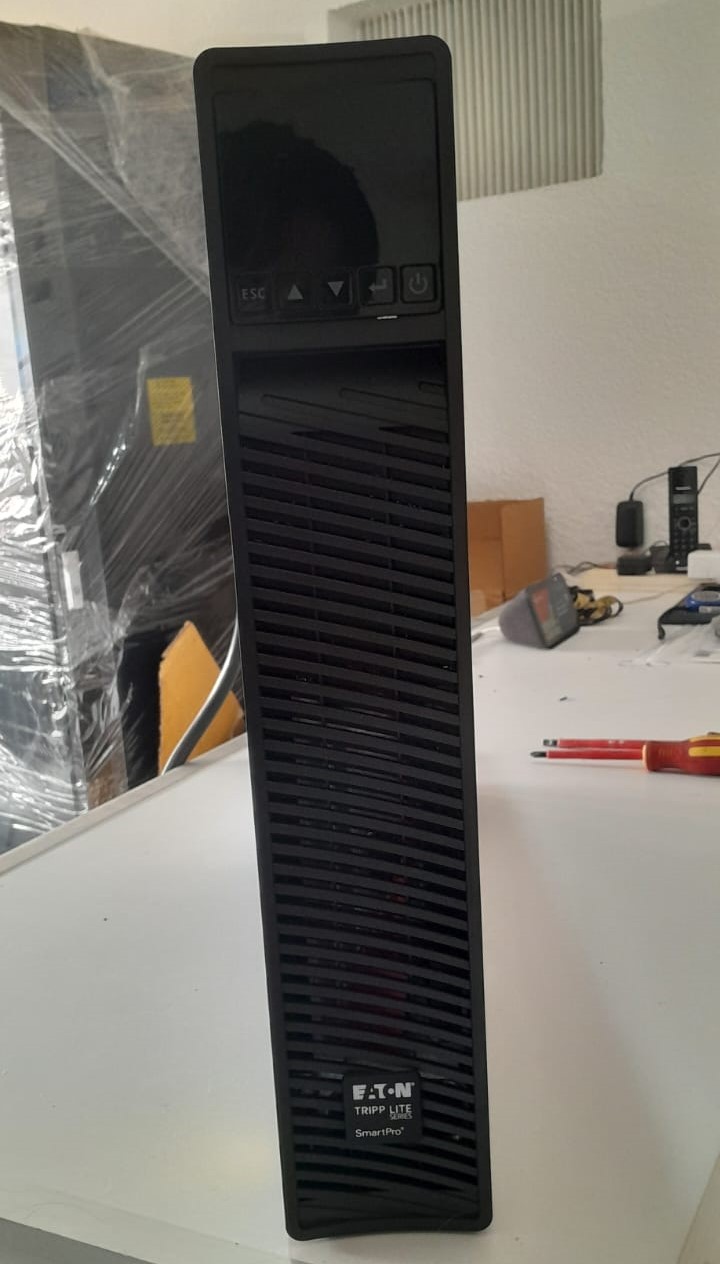 UPS TRIPPLITE SMART3000RMXL2U SEMINUEVO - Imagen 2